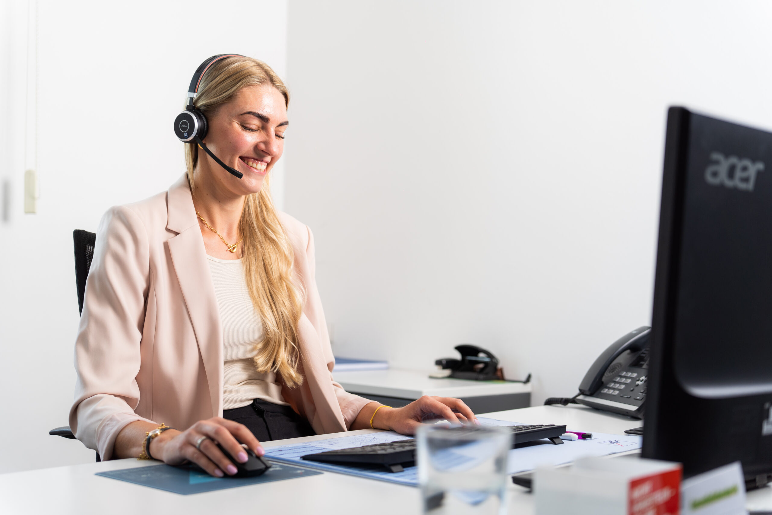 Imagefotografie Mitarbeiter bei der Arbeit für Absolut Finanz in Günzburg, professionelle Businessfotografie TMC Media“