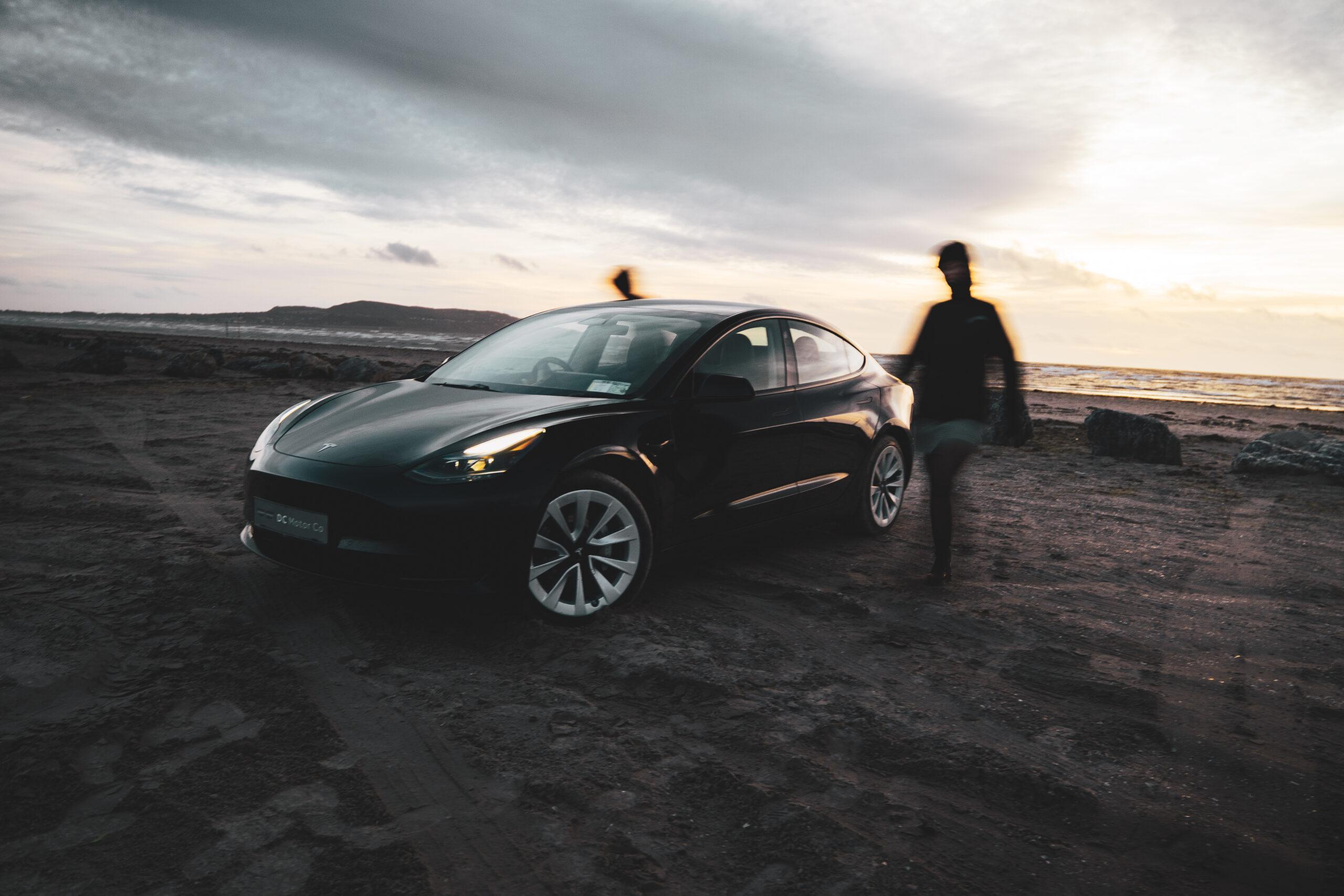 Tesla Model 3 Lifestyleaufnahme am Strand in Irland, professionelle Automobilfotografie TMC Media