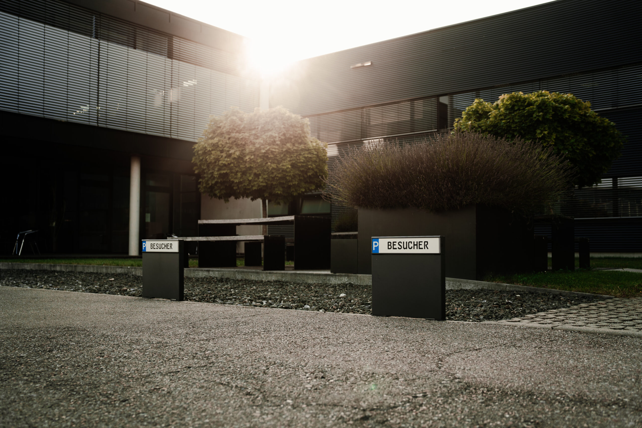 Produktfotografie Kennzeichenhalter auf Geländer der Firma Stegherr in Jettingen-Scheppach, TMC Media