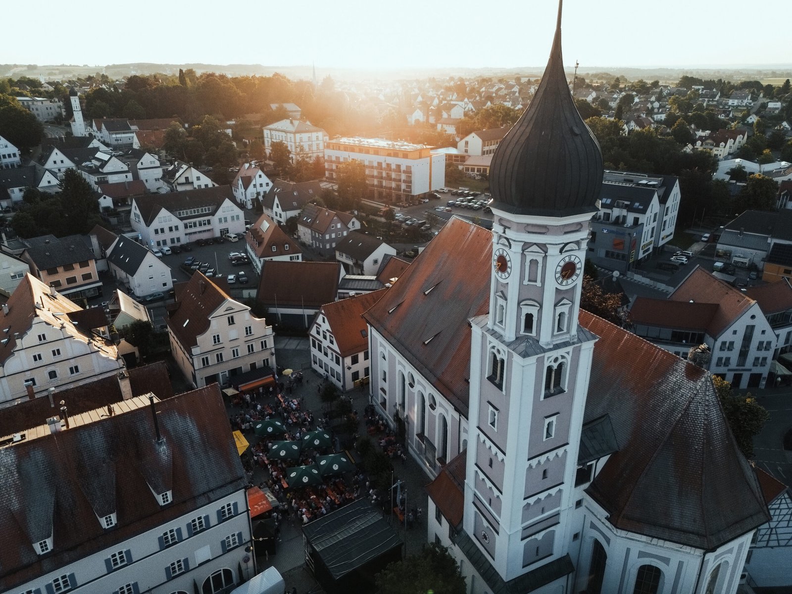 Drohnenaufnahme vom Storchenfest in Burgau mit Kirchturm, Eventfotografie TMC Media, Burgau, Landkreis Günzburg