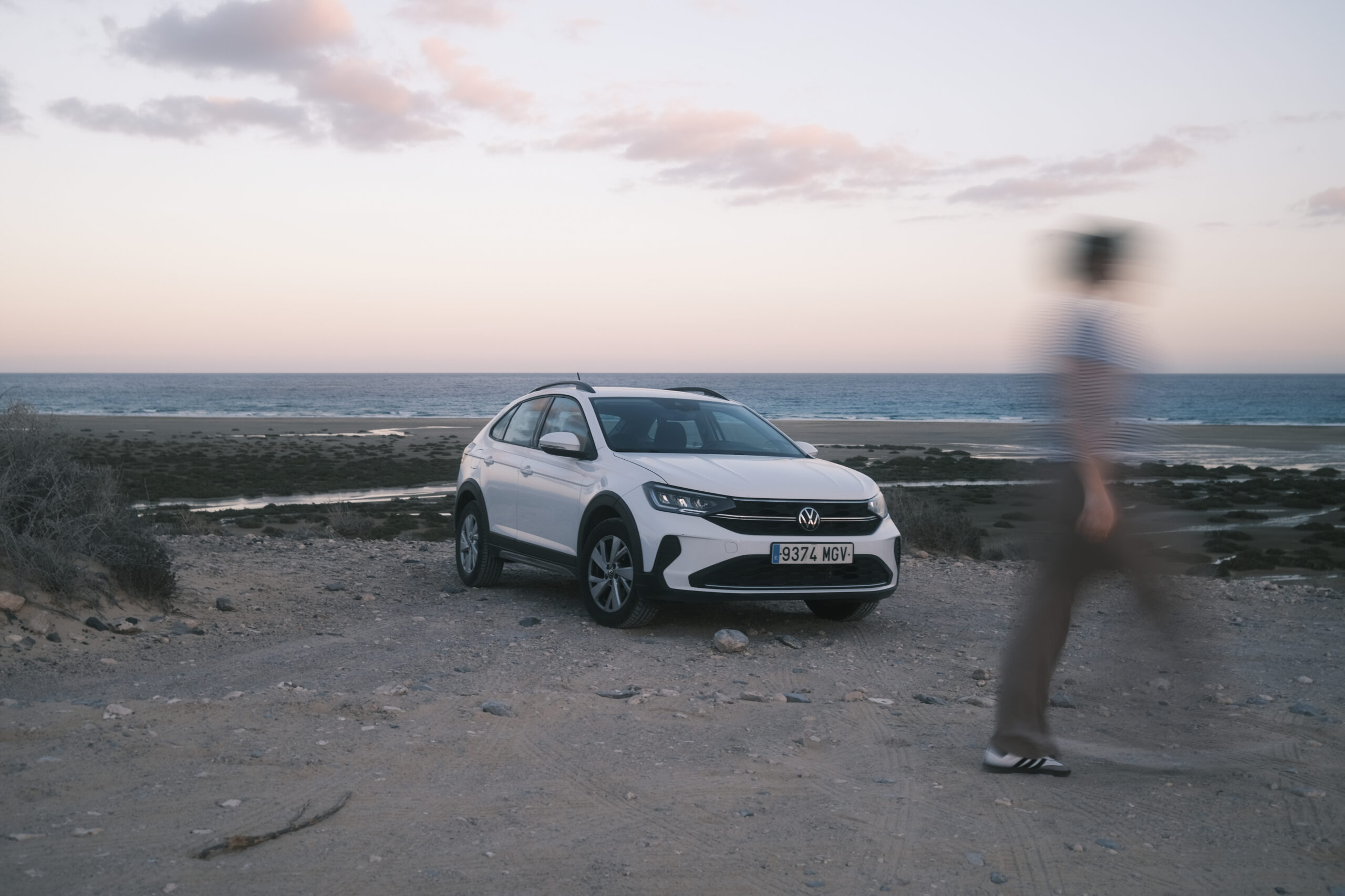 Automobilfotografie Volkswagen Taigo am Strand von Fuerteventura, Social Media Content von TMC Media